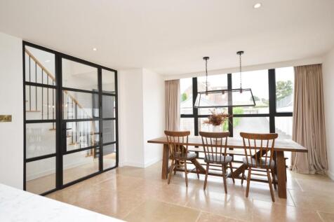 L-Shaped Open Plan Kitchen/Living Area