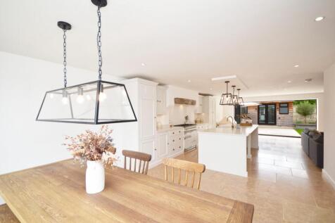 L-Shaped Open Plan Kitchen/Living Area