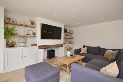 L-Shaped Open Plan Kitchen/Living Area