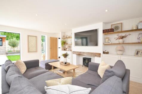 L-Shaped Open Plan Kitchen/Living Area