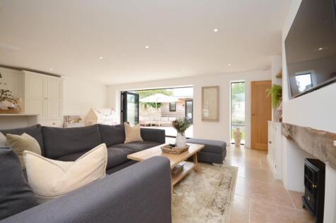 L-Shaped Open Plan Kitchen/Living Area