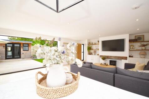 L-Shaped Open Plan Kitchen/Living Area