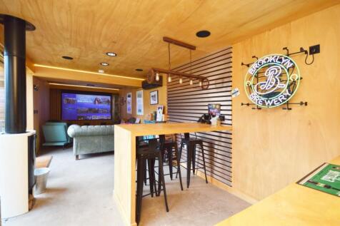 Cinema/Study &amp;  Bar Area