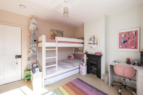 4 Park Rise Bedroom (002).jpg