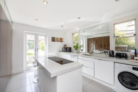 89 Luton Road - Kitchen.jpg