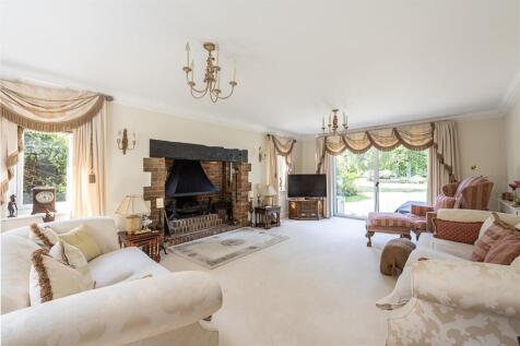 32-Blackmore-Way-01.jpg