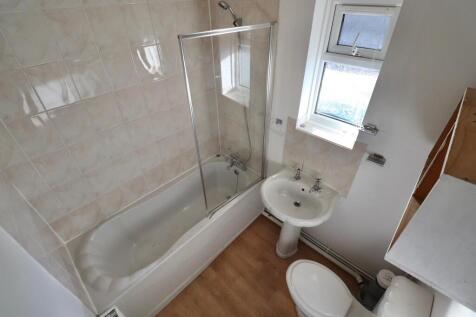 46 park drive bathroom.jpg