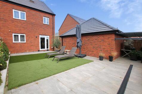 29 Watermill Way Garden 3.JPG