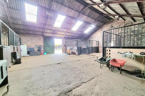 Barn with 6 Stables