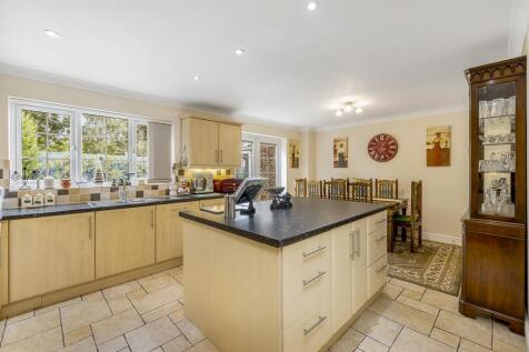 8 Carisbrooke Way (Weston Hills)-29.jpg