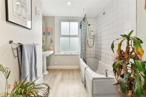 Bathroom (Upper M)