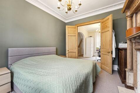 Bedroom (Lower M)