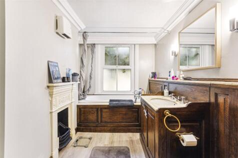 Bathroom (Lower M)
