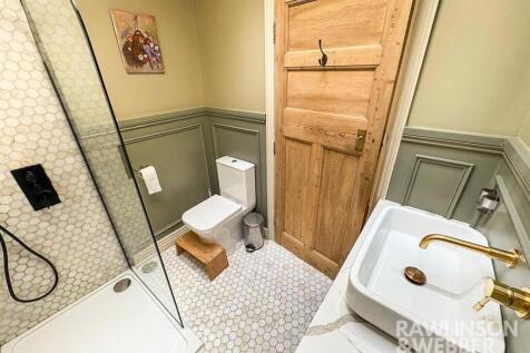 Bathroom 1.jpg