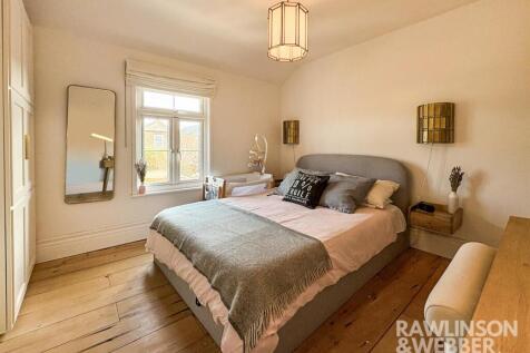 1st bedroom 5.jpg