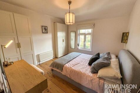 1st bedroom 4.jpg