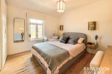 1st bedroom 5.jpg