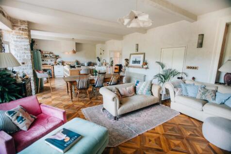 2. airbnb lounge diner9.jpg