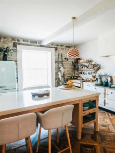 3. airbnb kitchen diner6.jpg