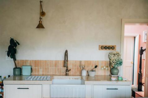 3. airbnb kitchen diner13.jpg