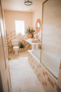 10. airbnb bathroom 1.jpg