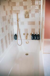 10. airbnb bathroom 3.jpg