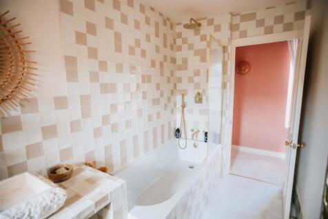 10. airbnb bathroom 5.jpg