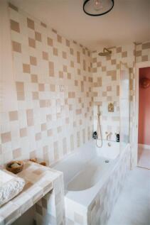 10. airbnb bathroom 6.jpg