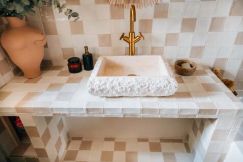 10. airbnb bathroom 8.jpg