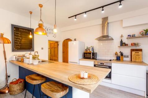 Basement Flat 277...