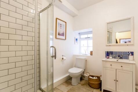 Basement Flat 277...