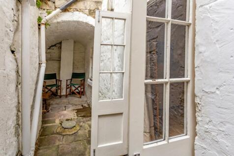 Basement Flat 277...