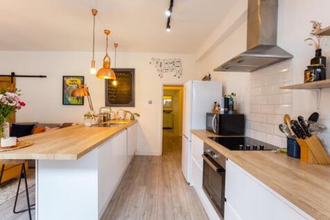 Basement Flat 277...