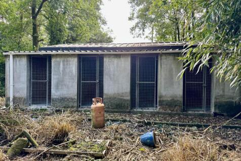7 Dog Kennels