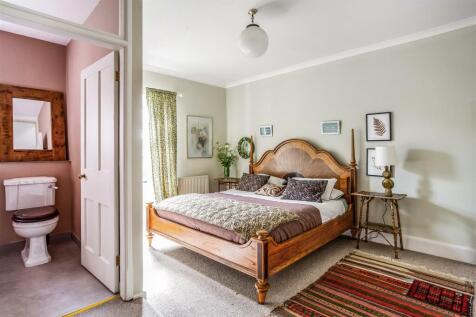 Bedroom 1.jpg