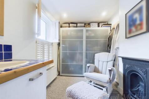 Walk in wardrobe/ Third bedroom
