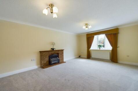 Spacious Lounge/Dining Room