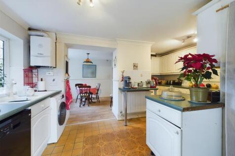 &#39;L&#39; Shaped Dining Kitchen