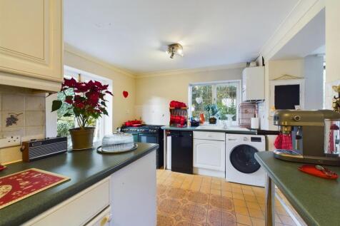 &#39;L&#39; Shaped Dining Kitchen