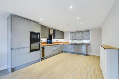 Spacious Open Plan Dining Kitchen