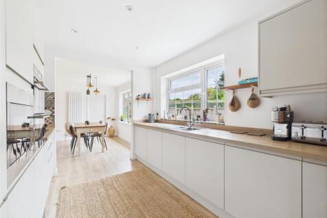 Living Kitchen/Dining Room