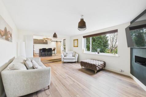 Open Plan Lounge/Dining Area