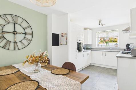 Living Kitchen/Dining Room