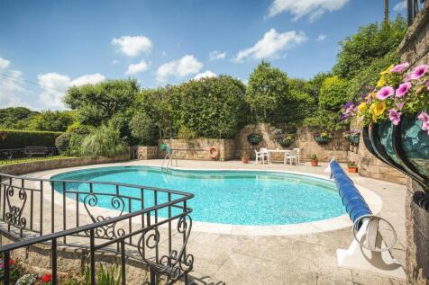 Heated Kidney Shaped Swimming Pool