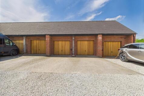 Double Garage &amp; Parking With Electric Charging