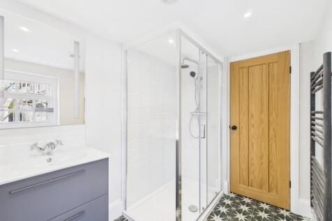 Shower/Bathroom