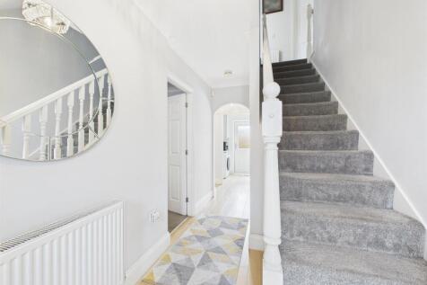 Light &amp; Spacious Hallway
