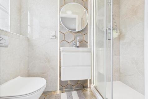 En-Suite To Master Bedroom