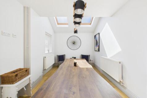 Light &amp; Spacious Dining Area