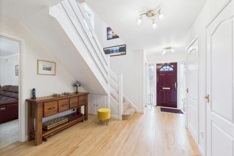 Light &amp; Extremely Spacious Hallway